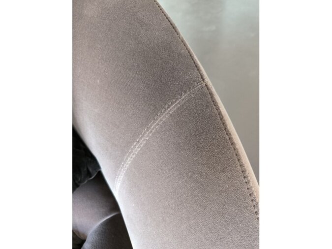 Divano Hill Love a due posti grigio con quattro cuscini su sfondo bianco / Grey Two-Seater Sofa with Four Cushions