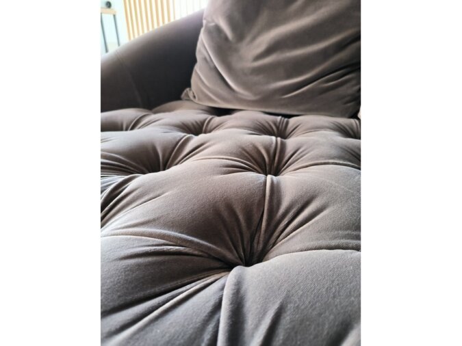 Divano Hill Love a due posti grigio con quattro cuscini su sfondo bianco / Grey Two-Seater Sofa with Four Cushions