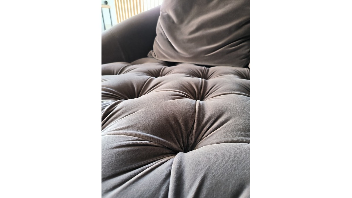 Divano Hill Love a due posti grigio con quattro cuscini su sfondo bianco / Grey Two-Seater Sofa with Four Cushions