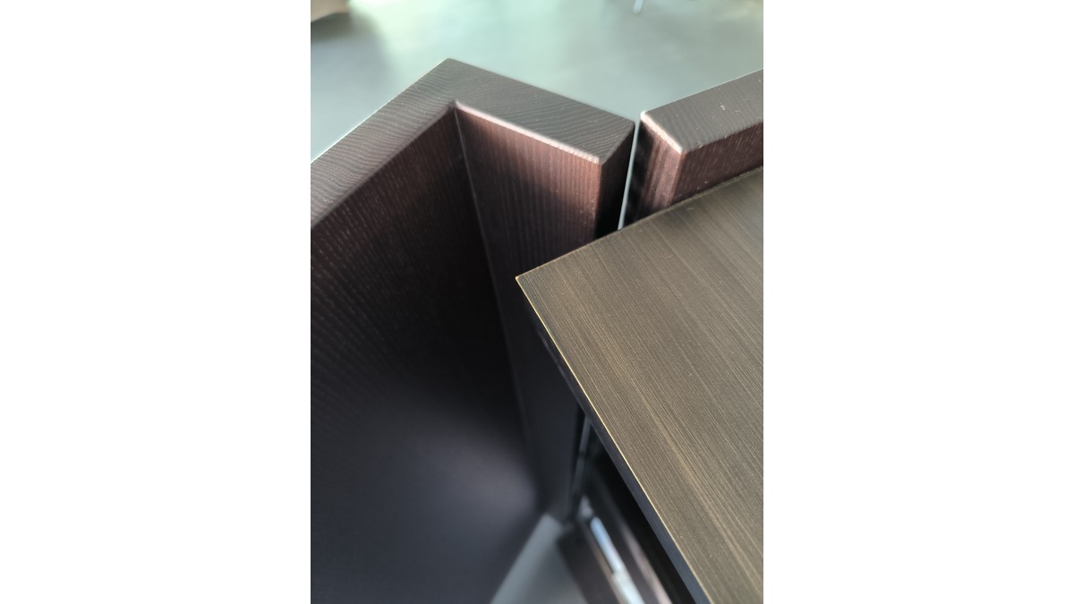 Dettaglio cerniera Mobile Contenitore marrone termotrattato con spuntoni con piano bronzo