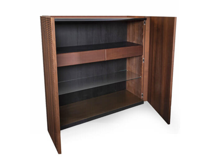 Madia Termotrattato marrone aperto con ripiani in vetro / Open Brown Thermotreated Sideboard with Glass Shelves