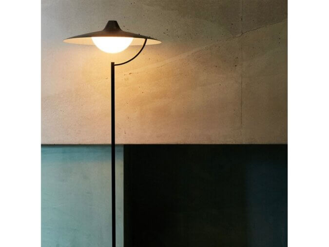 Lampada da Terra Biny Floor accesa ambientata in una stanza.