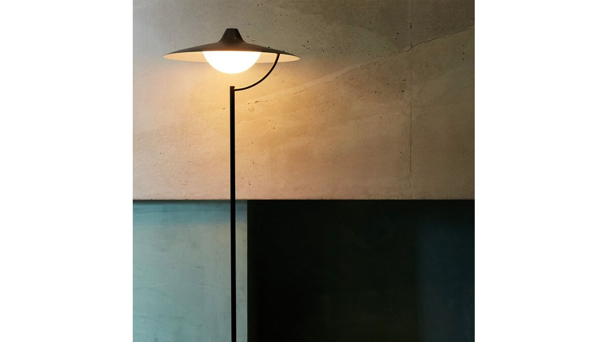 Lampada da Terra Biny Floor accesa ambientata in una stanza.