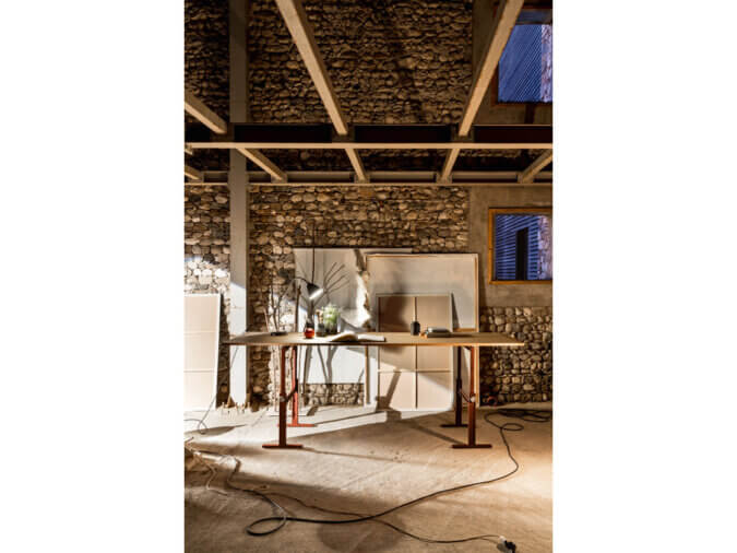Brut Cavalletti Rossi per Tavolo con piano in legno in stanza da lavoro / Red Brut Table Trestles with woodentop in workspace