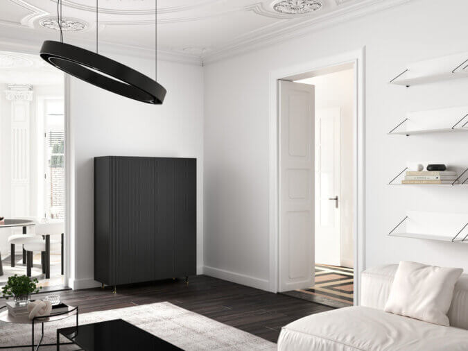 Mobile Contenitori Aero laccato nero in un living room con divano, tavolino, lampada, libreria.