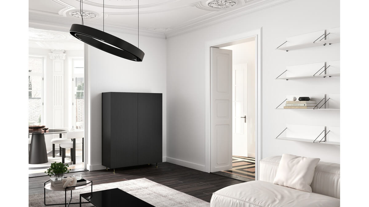 Mobile Contenitori Aero laccato nero in un living room con divano, tavolino, lampada, libreria.