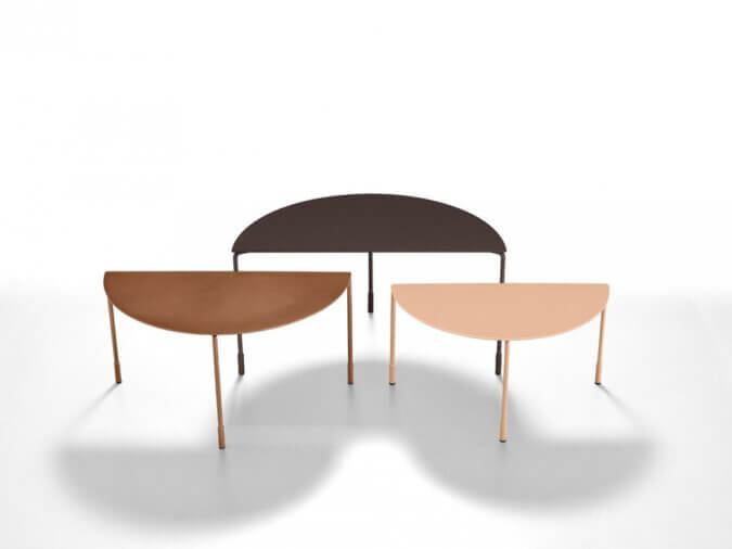 Tre Coffee Tables Hoodi a forma di mezzelune di tre misure diverse. Uno di colore rosa cipria, uno di colore bronzo ed uno di colore nero.