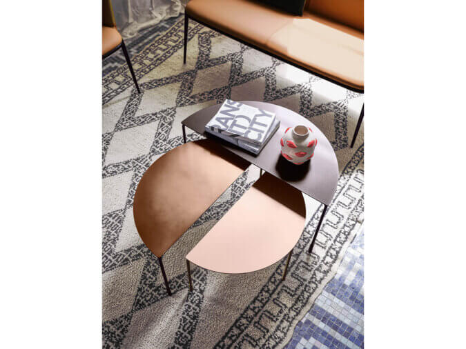 Tre coffee Tables Hoodi ambientati in una stanza con divano marrone e tappeto bianco e nero.