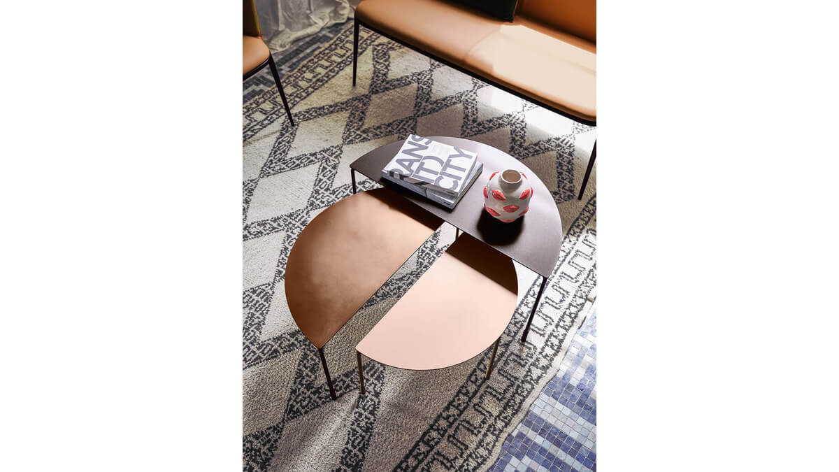 Tre coffee Tables Hoodi ambientati in una stanza con divano marrone e tappeto bianco e nero.