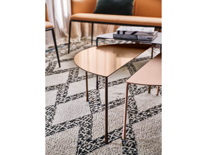 Tre coffe Tables Hoodi in una stanza con un divano ed un tappeto.