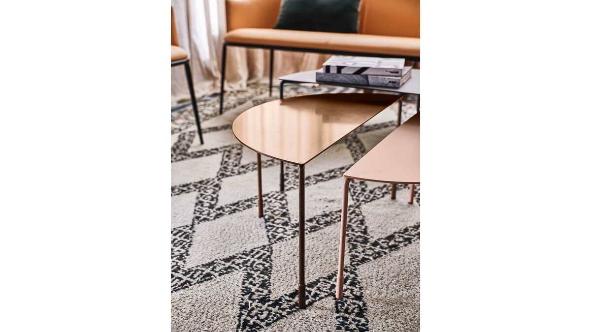 Tre coffe Tables Hoodi in una stanza con un divano ed un tappeto.