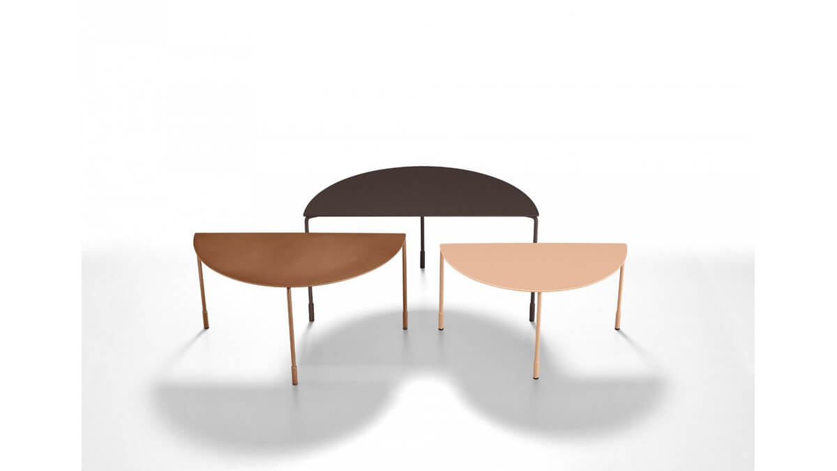 Tre Coffee Tables Hoodi a forma di mezzelune di tre misure diverse. Uno di colore rosa cipria, uno di colore bronzo ed uno di colore nero.