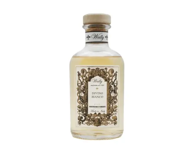 Una bottiglia in vetro di Divino Bianco Profumatore d'ambiente, riempita di liquido giallo, fornita di etichetta decorativa e tappo in legno.