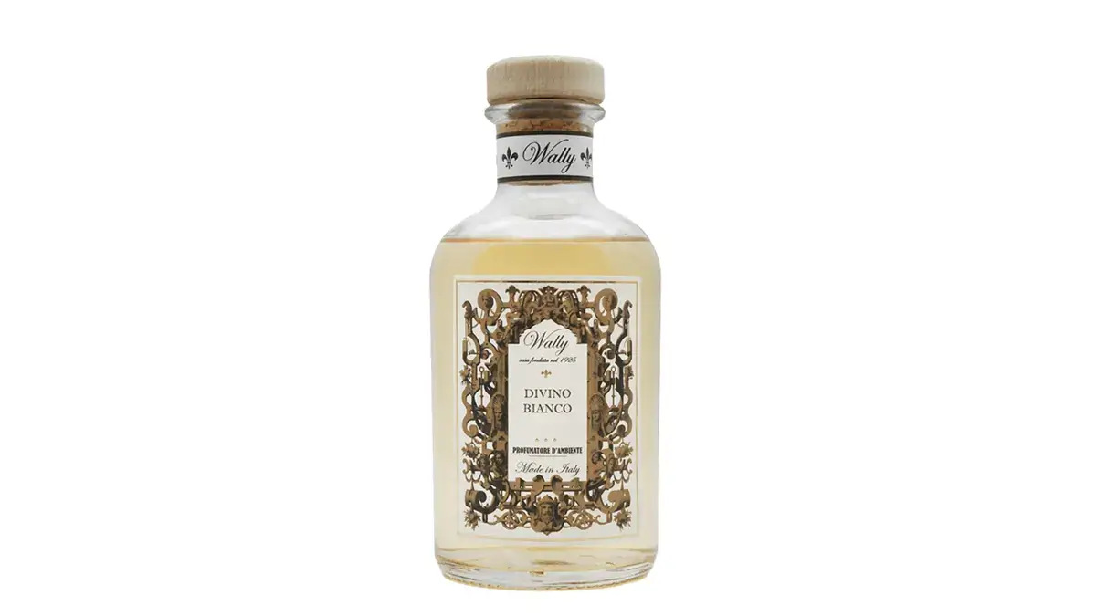 Una bottiglia in vetro di Divino Bianco Profumatore d'ambiente, riempita di liquido giallo, fornita di etichetta decorativa e tappo in legno.
