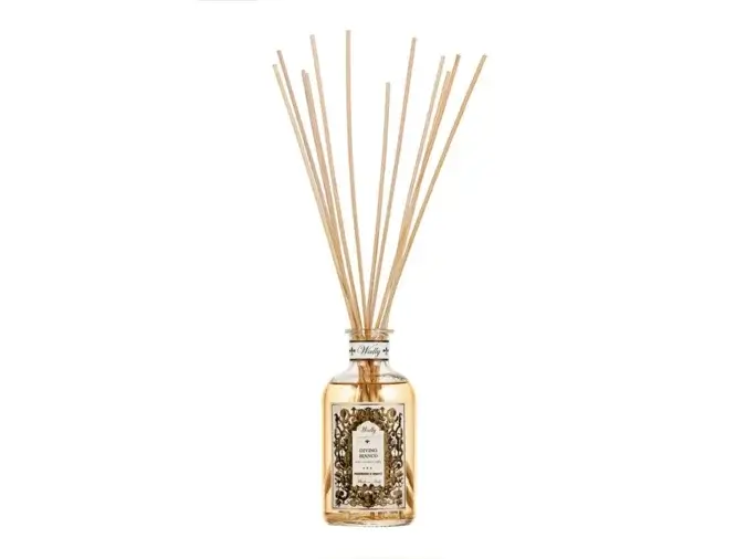 Una bottiglia in vetro di Divino Bianco Profumatore d'ambiente, riempita di liquido giallo, fornita di etichetta decorativa e bastoncini in legno immersi nella bottiglia.
