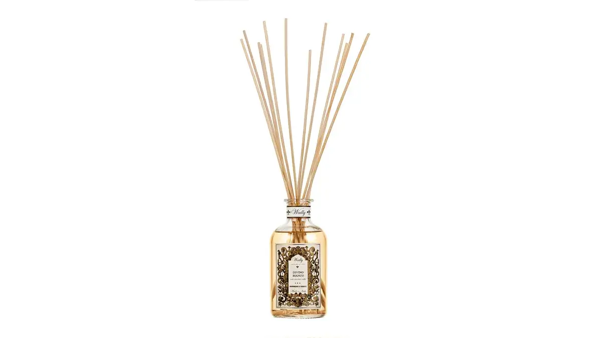 Una bottiglia in vetro di Divino Bianco Profumatore d'ambiente, riempita di liquido giallo, fornita di etichetta decorativa e bastoncini in legno immersi nella bottiglia.
