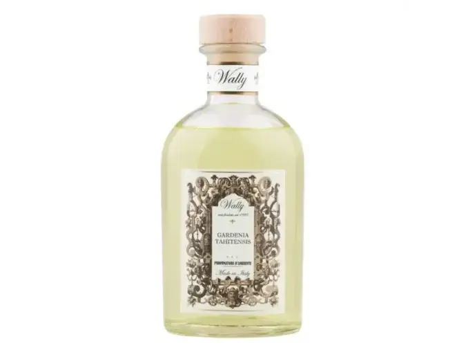 Una bottiglia in vetro di Gardenia Tahitensis Profumatore d'ambiente, riempita di liquido giallo, fornita di etichetta decorativa e tappo in legno.