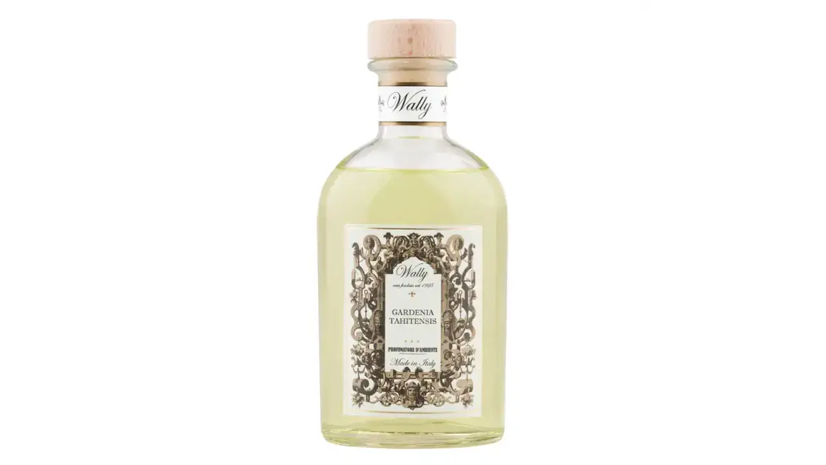 Una bottiglia in vetro di Gardenia Tahitensis Profumatore d'ambiente, riempita di liquido giallo, fornita di etichetta decorativa e tappo in legno.