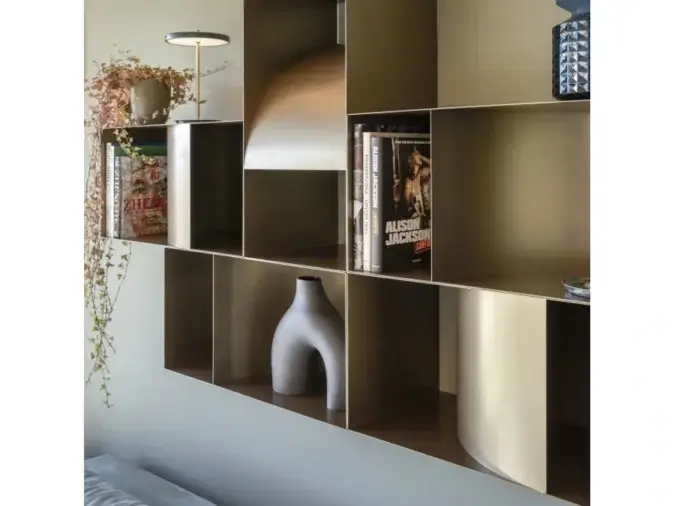 Dettagli di Judd Pensile contenitore sospeso in finitura dark bronze con libri e altri oggetti.