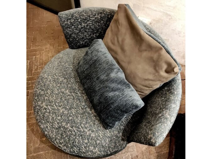 Poltrona Love Chair L vista dall'altro con rivestimento Cat. G Fortune 12 e con due cuscini.