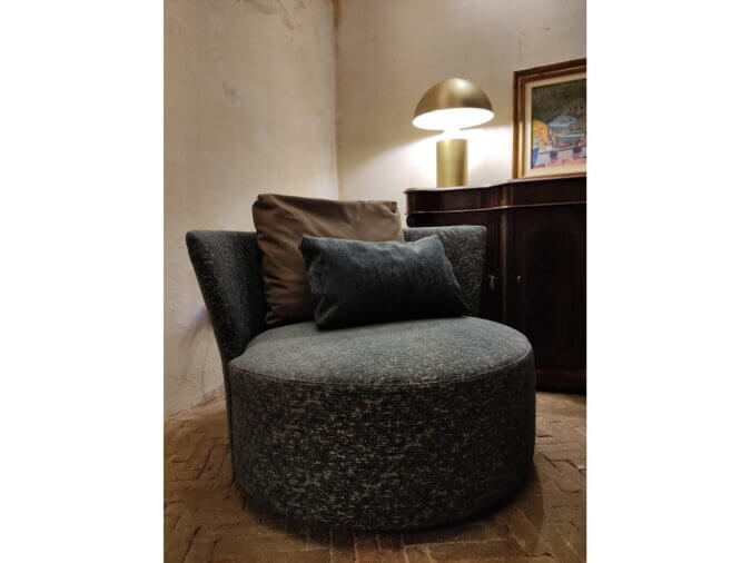 Poltrona Love Chair L con rivestimento Cat. G Fortune 12 con due cuscini ed una lampada finitura oro