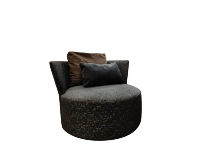 Poltrona Love Chair L con rivestimento Cat. G Fortune 12 con due cuscini su sfondo bianco