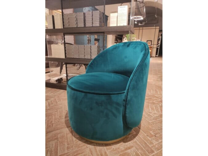 Pantelleria Poltrona in velluto colore Ottanio in showroom / Pantelleria Velvet Armchair in Peacock Blue Color in Showroom