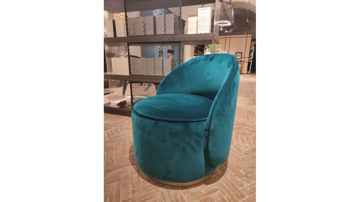 Pantelleria Poltrona in velluto colore Ottanio in showroom / Pantelleria Velvet Armchair in Peacock Blue Color in Showroom
