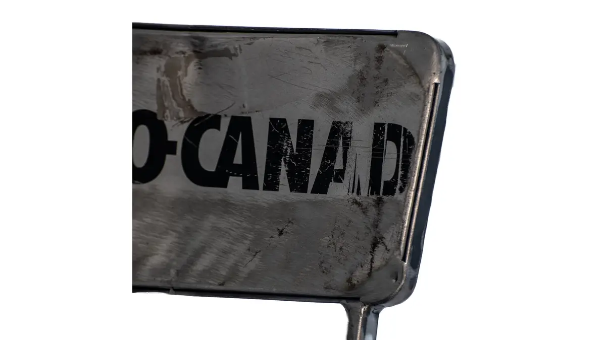 Dettagli di Secca Sedia in lamiera di bidone blu e grigia di Petro Canada.