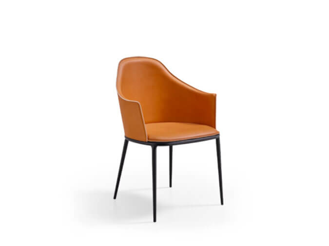 Sedia Lea in cuoio arancione.