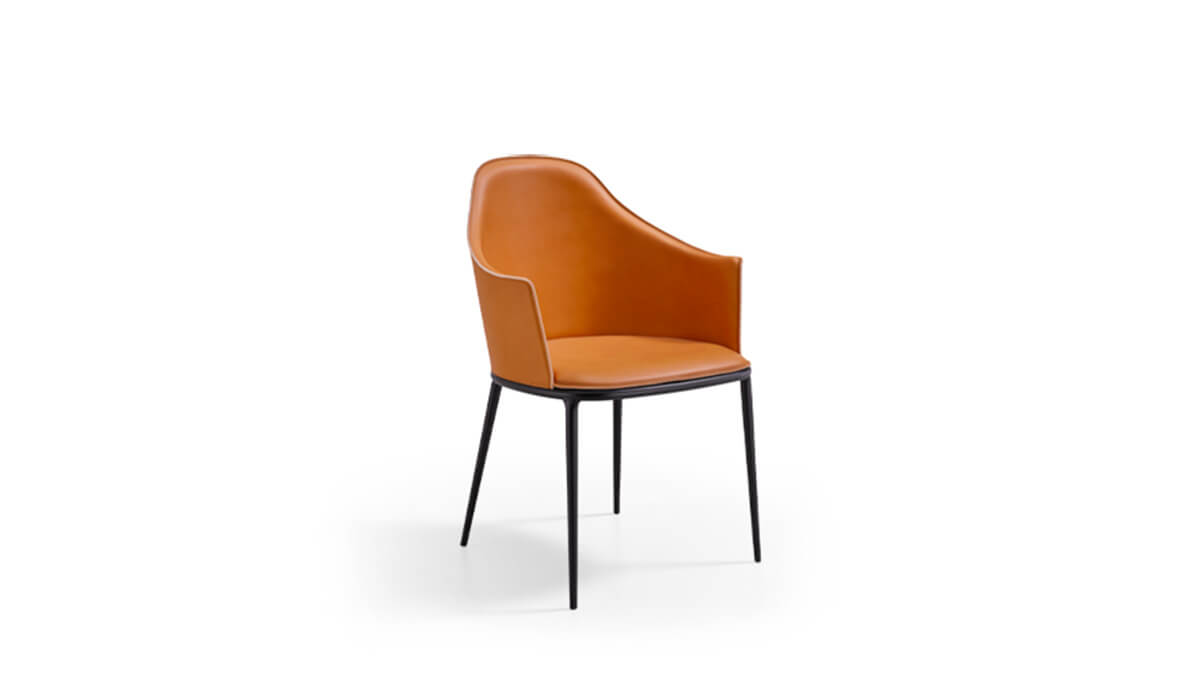 Sedia Lea in cuoio arancione.
