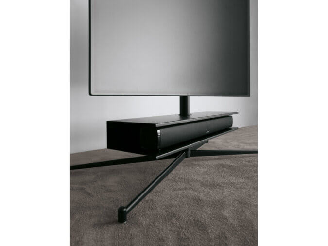 Dettaglio porta tv Titano in finitura nero con ripiano e TV