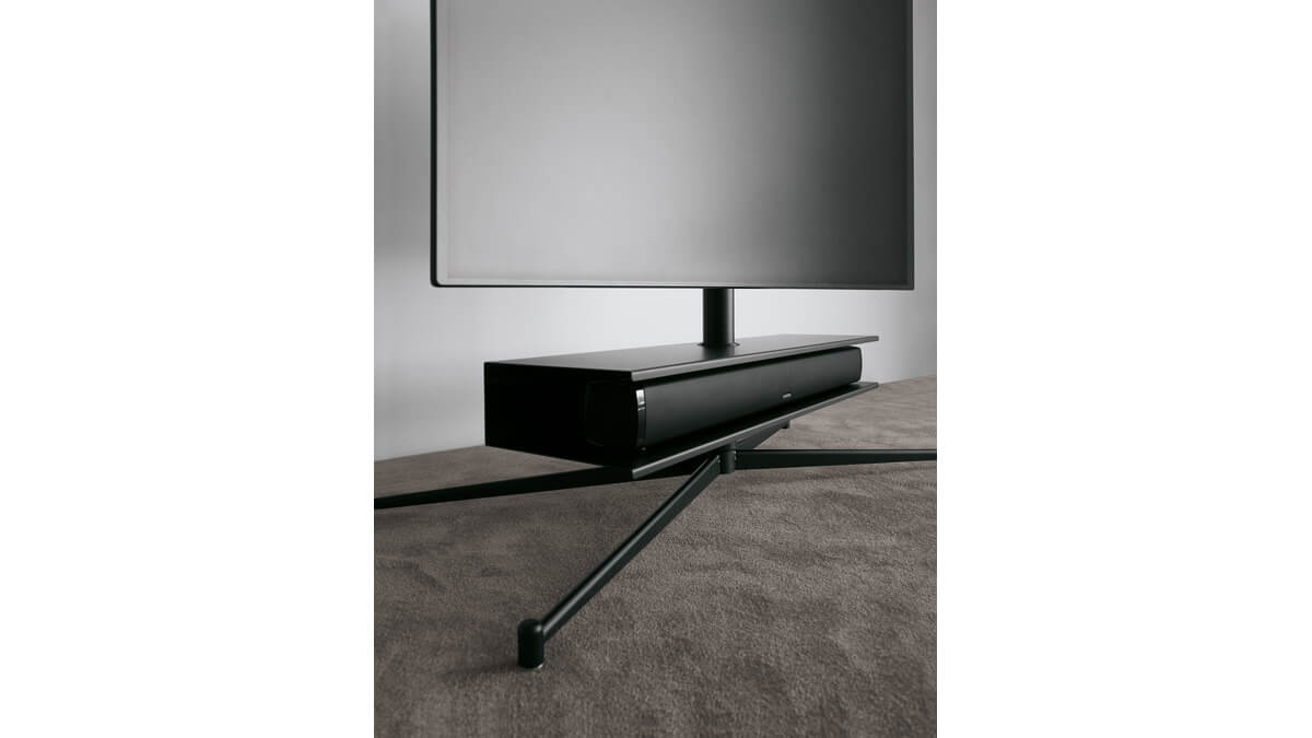 Dettaglio porta tv Titano in finitura nero con ripiano e TV