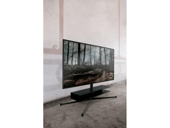 Porta Tv Titano in finitura nera con ripiano e TV accesa.