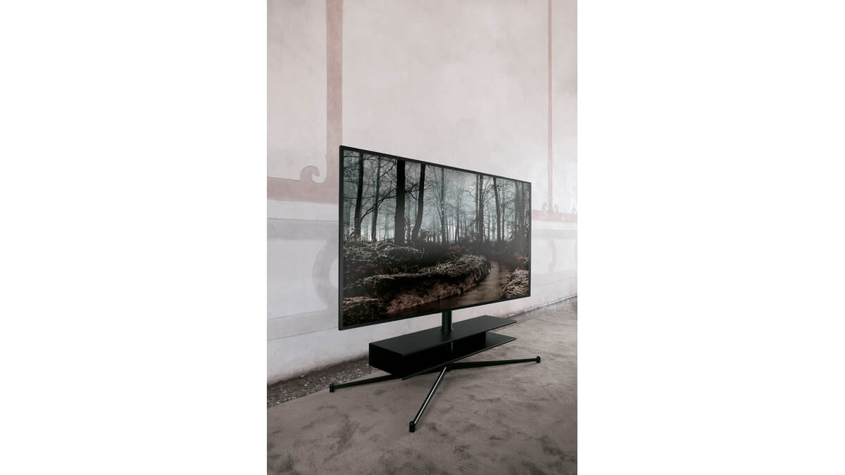 Porta Tv Titano in finitura nera con ripiano e TV accesa.