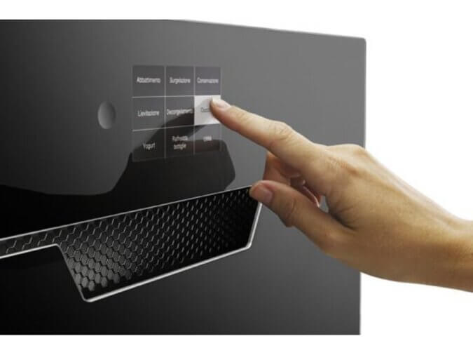 Dito che tocca Touchscreen dell'abbattitore Nero Life W60