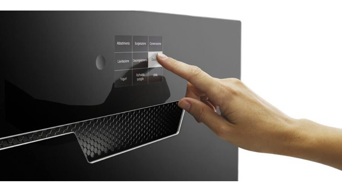 Dito che tocca Touchscreen dell'abbattitore Nero Life W60