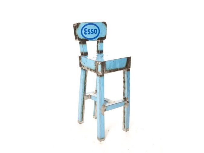 Adorabile sgabello realizzato con gambe in metallo celeste e uno schienale fatto da una lamiera di recupero da bidone della Esso.