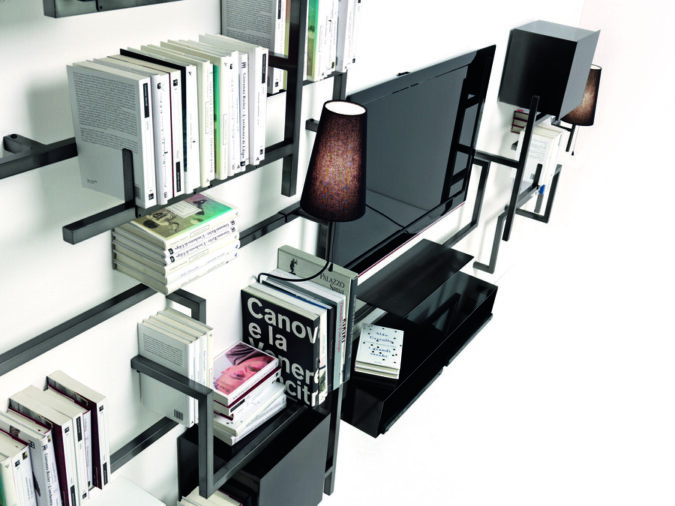 Dettagli della libreria a parete Antologia in finitura Piombo lucido con libri, televisione, lampada per antologia e contenitori.
