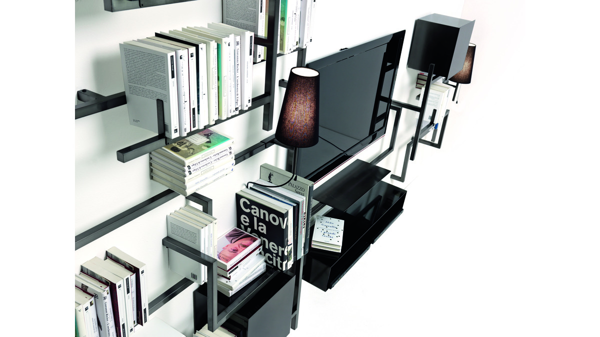 Dettagli della libreria a parete Antologia in finitura Piombo lucido con libri, televisione, lampada per antologia e contenitori.