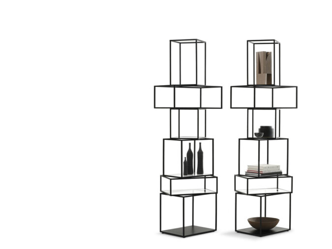 Due Babylon contenitori autoportanti dal design geometrico, caratterizzati da alcuni oggetti decorativi e libri.