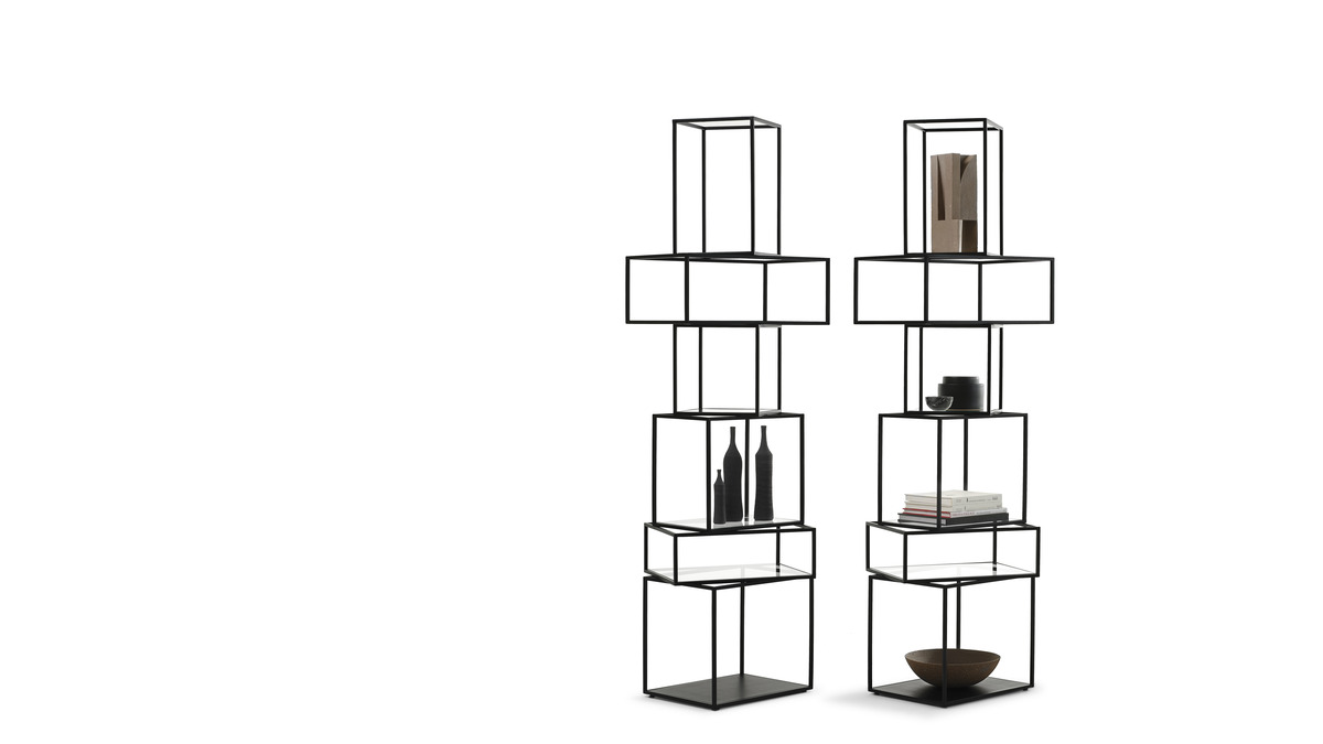 Due Babylon contenitori autoportanti dal design geometrico, caratterizzati da alcuni oggetti decorativi e libri.