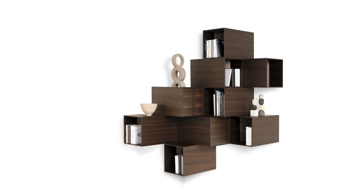 Struttura di contenitori a parete Cellula Wood in Rovere Termo trattato con libri all'interno e altri oggetti.
