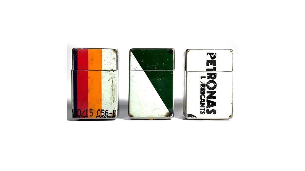 Tre Ciggy Box contenitore per pacchetto di sigarette in lamiera di bidone in vari colori su uno sfondo bianco.