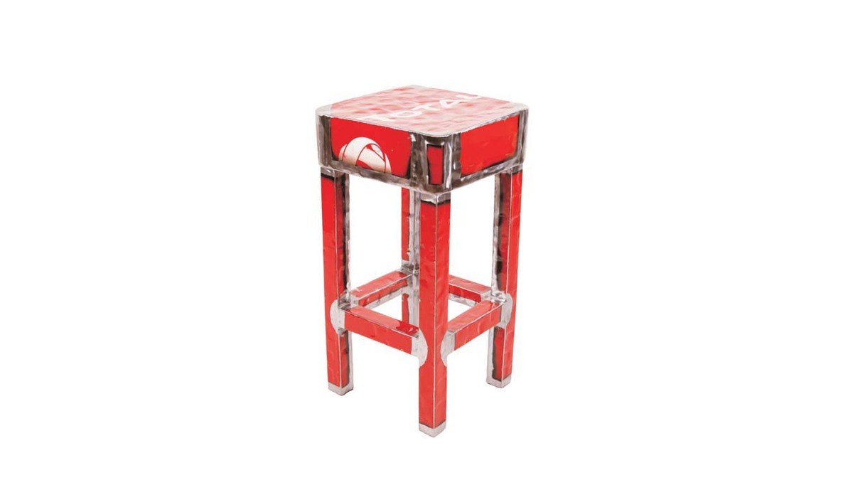 Dobey Sgabello in lamiera di bidone rossa con quattro gambe.