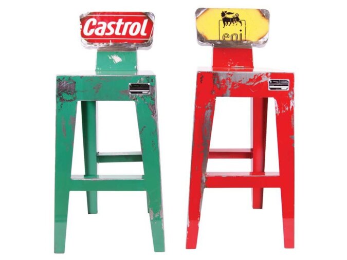 A sinistra easyado sgabello in lamiera di bidone verde della castrol. A destra easyado sgabello in lamiera di bidone rosso della Eni.