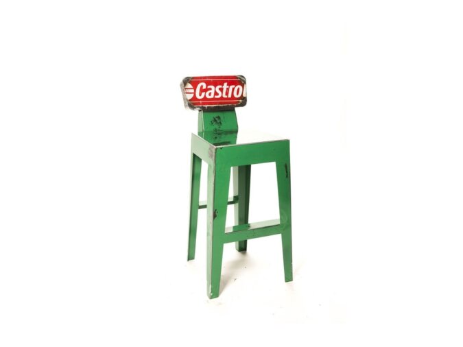 Easyado sgabello in lamiera di bidone verde con scritta Castrol in bianco e rosso.