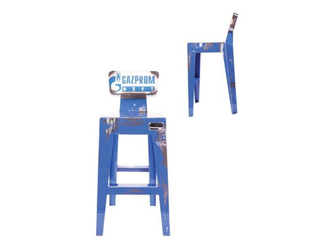 Easyado sgabello in lamiera di bidone blu della Gazprom visto frontalmente e lateralmente.