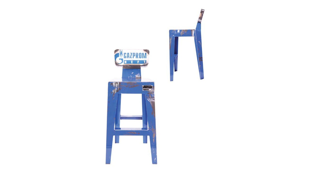 Easyado sgabello in lamiera di bidone blu della Gazprom visto frontalmente e lateralmente.