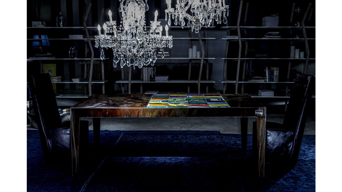Easytable Tavolo in lamiera di bidone in dining room con una libreria sullo sfondo e due Pendant Lamp in cristallo.
